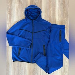 NWOT - jogger set
Mens 2 piece zip up jogger set
65% polyester 35% cotton